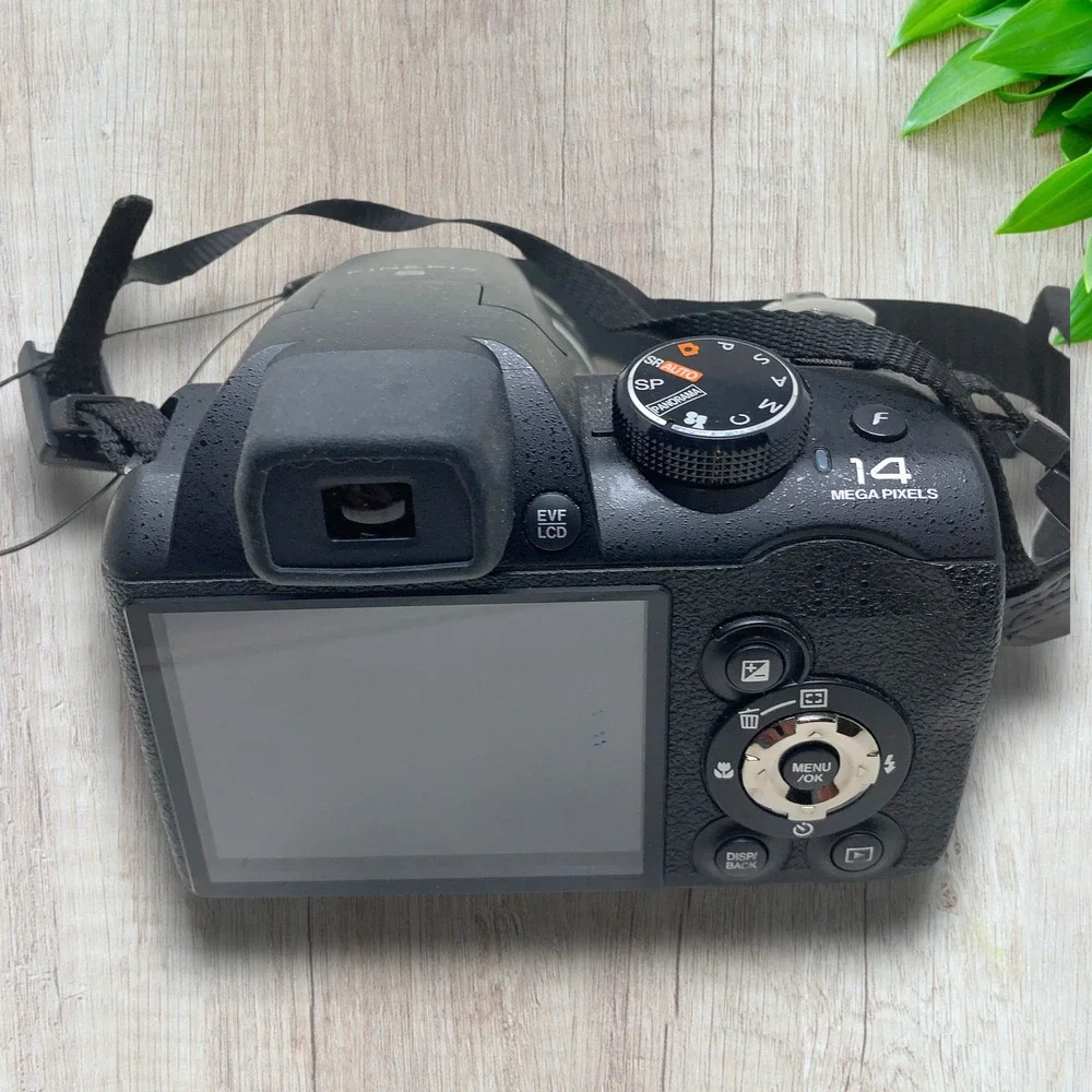 Fujifilm FinePix S3300 14MP Digital Camera 26x Zoom Case Manual Tested Works